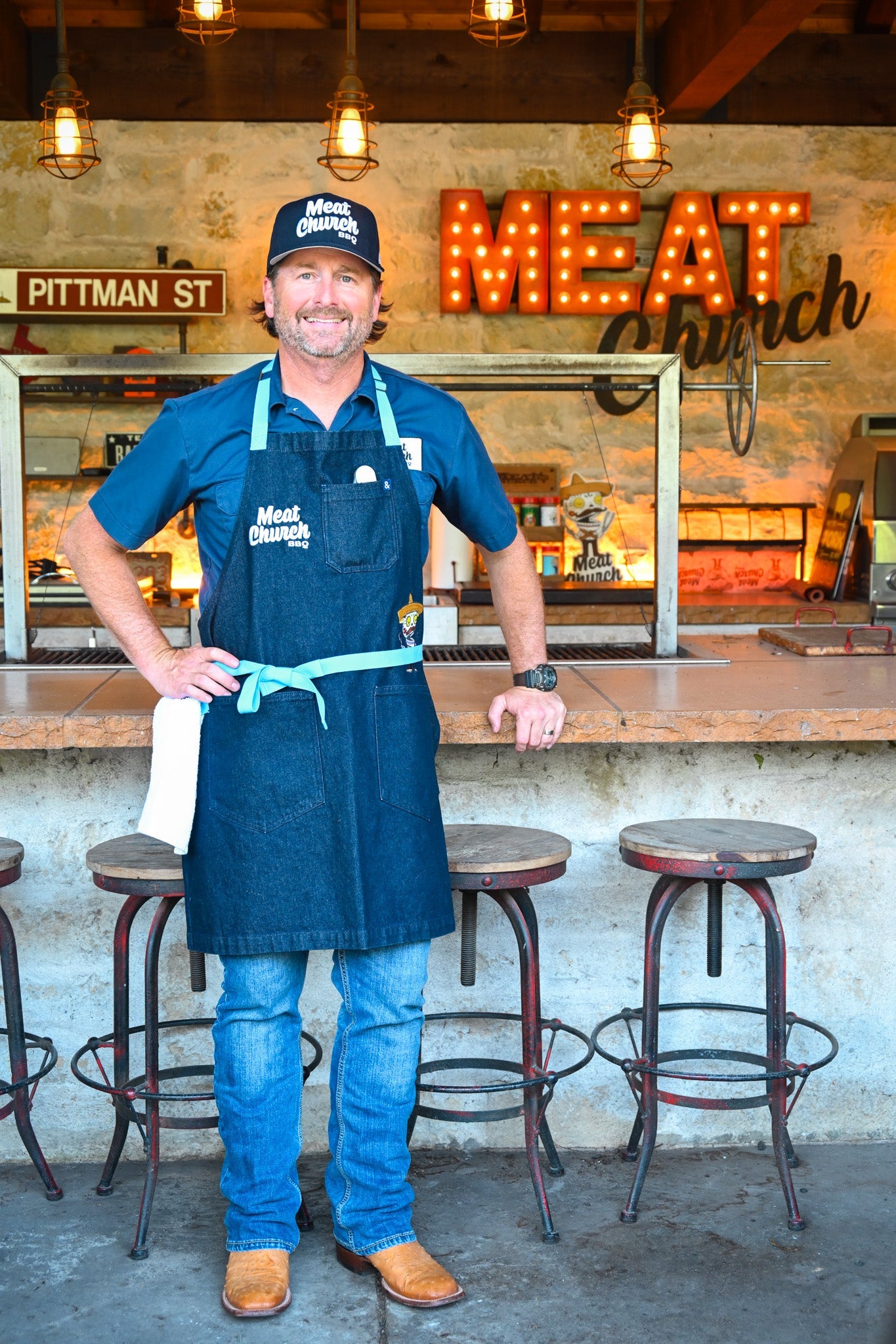 hedley-and-bennett-meat-church-apron-navy-e9 NAVY_H_B_APRON_LIFESTYLE_OUTDOOR_KITCHEN_TIED.jpg